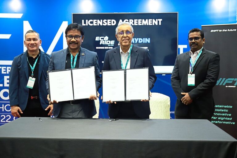 Mydin Mohamed Holdings Bhd executive director Datuk Murad Ali Mydin (second from right) and Syed Ahmad (second from left) at the signing ceremony.