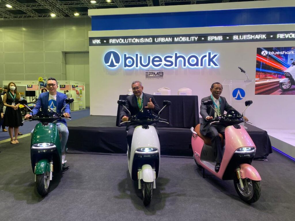 Chong (kiri) bergambar dengan skuter elektrik bersempena IGEM 2022 di Kuala Lumpur semalam