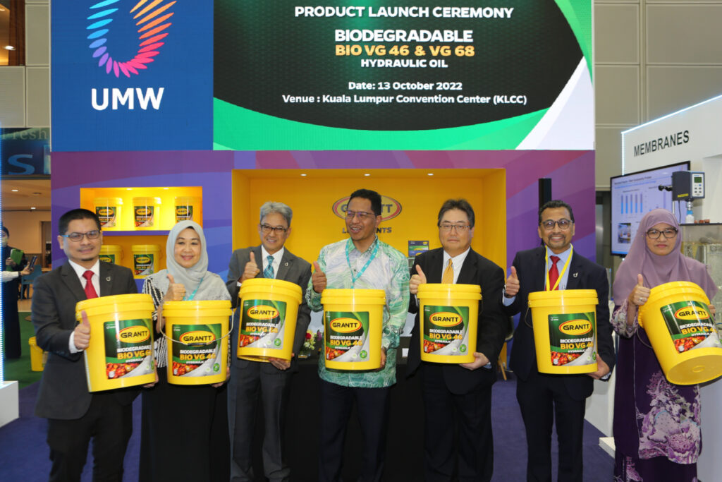 Presiden dan Ketua Pegawai Eksekutif Kumpulan, Datuk Ahmad Fuaad Kenali (tiga dari kiri) melancarkan minyak pelincir baharu bersempena IGEM 2022 di Kuala Lumpur.